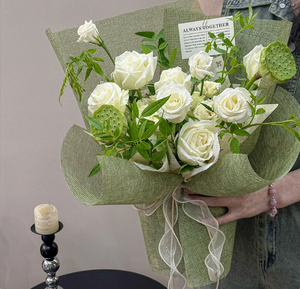 Rouleau de papier d'emballage pour fleurs en tissu de lin vert foncé écologique de haute qualité 48CMX 5Y, maille pour bouquets de mariage et cadeaux de Noël - Product Image 2