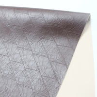 Cuir synthétique à motif diamanté utilisé pour les sièges et les sacs de moto.