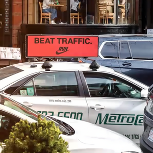 Panneau d'affichage à messages défilants programmable et étanche Écran LED double face Taxi Top P5 Affichage LED extérieur de voiture - Product Image 1