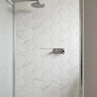 Mosaïque en céramique blanche Carrara hexagonale avec motif parquet pour mur de piscine, salle de bain et crédence de cuisine