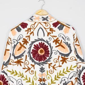 Chaqueta de Terciopelo Tradicional Bordada Suzani para Mujer, Estilo Bohemio Floral de Lujo, Ideal para Festivales, Venta al Por Mayor - Product Image 5