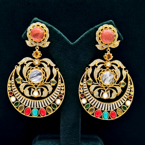 Boucles d'oreilles pendantes Kundan plaquées or avec pierres multicolores, style chandelier, en laiton, bijoux ethniques pour femmes, pour fêtes et mariages. - Product Image 1