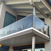 Balustrade en verre moderne en aluminium avec profil en U et bande LED pour hôtel, villa, appartement, balcon et escalier