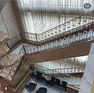 Rampe d'escalier intérieure haut de gamme en fer forgé noir et or avec éléments en laiton et marbre pour la vente en gros - Product Image 6