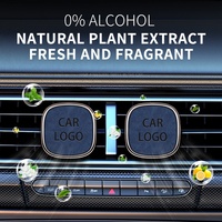 Vente en gros en stock Sortie d'air sans alcool Aromathérapie Cuir en alliage de zinc Design Trois types d'odeurs Désodorisant pour évent de voiture