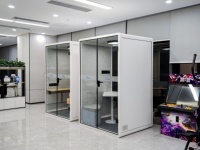 Cabine de bureau acoustique moderne personnalisable pour 4 personnes, insonorisée, avec écran LED et air frais, idéale pour usage en centre commercial intérieur