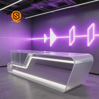 Console de diffusion pour studios de télévision et radio : Table de travail incurvée à LED au design moderne pour présentateurs de nouvelles