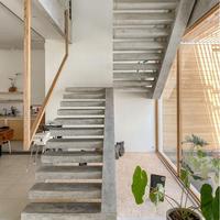 Système d'escalier flottant pour maison contemporaine avec des supports en acier minimisés et des marches en chêne de qualité supérieure