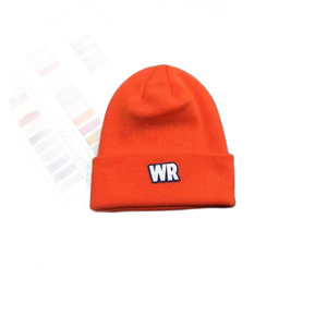 Vente en gros de bonnet d'hiver à logo personnalisé en acrylique de couleur unie tricoté pour femmes et hommes avec motif de lettres pour le voyage - Product Image 4