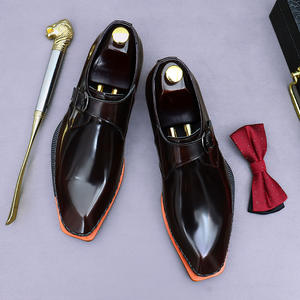 Zapatos formales de cuero para hombre, hechos de piel de vacuno de alta calidad y con un acabado lacado para un look adecuado para el trabajo. - Product Image 1