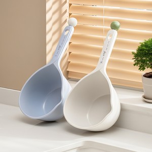 Cucharón de agua de plástico engrosado para cocina doméstica con diseño de estilo flotante para lavar el cabello de niños y regar plantas - Product Image 1
