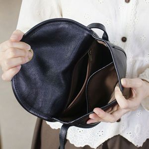 Sac à bandoulière en cuir de vachette noir souple, style Mori, en forme de coquille, petit sac carré pour femme, idéal pour les tenues quotidiennes, collection automne 2024 - Product Image 3