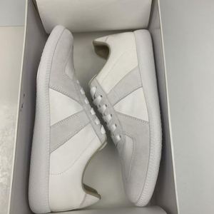 รองเท้าแบรนด์เนม ดีไซน์เนอร์คุณภาพ หนังแท้ รองเท้าลำลองแบบสวมสำหรับผู้ชายและผู้หญิง สไตล์สปอร์ตทันสมัย แบบผูกเชือก รองเท้าเดินสบาย - Product Image 3