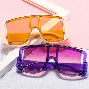 Gafas de Sol Cuadradas con Logotipo Personalizado de Última Moda 2021 para Mujer, Protección UV400, con Remaches, Forma de Escudo, Gafas de Sol Extra Grandes para Mujer - Product Image 5
