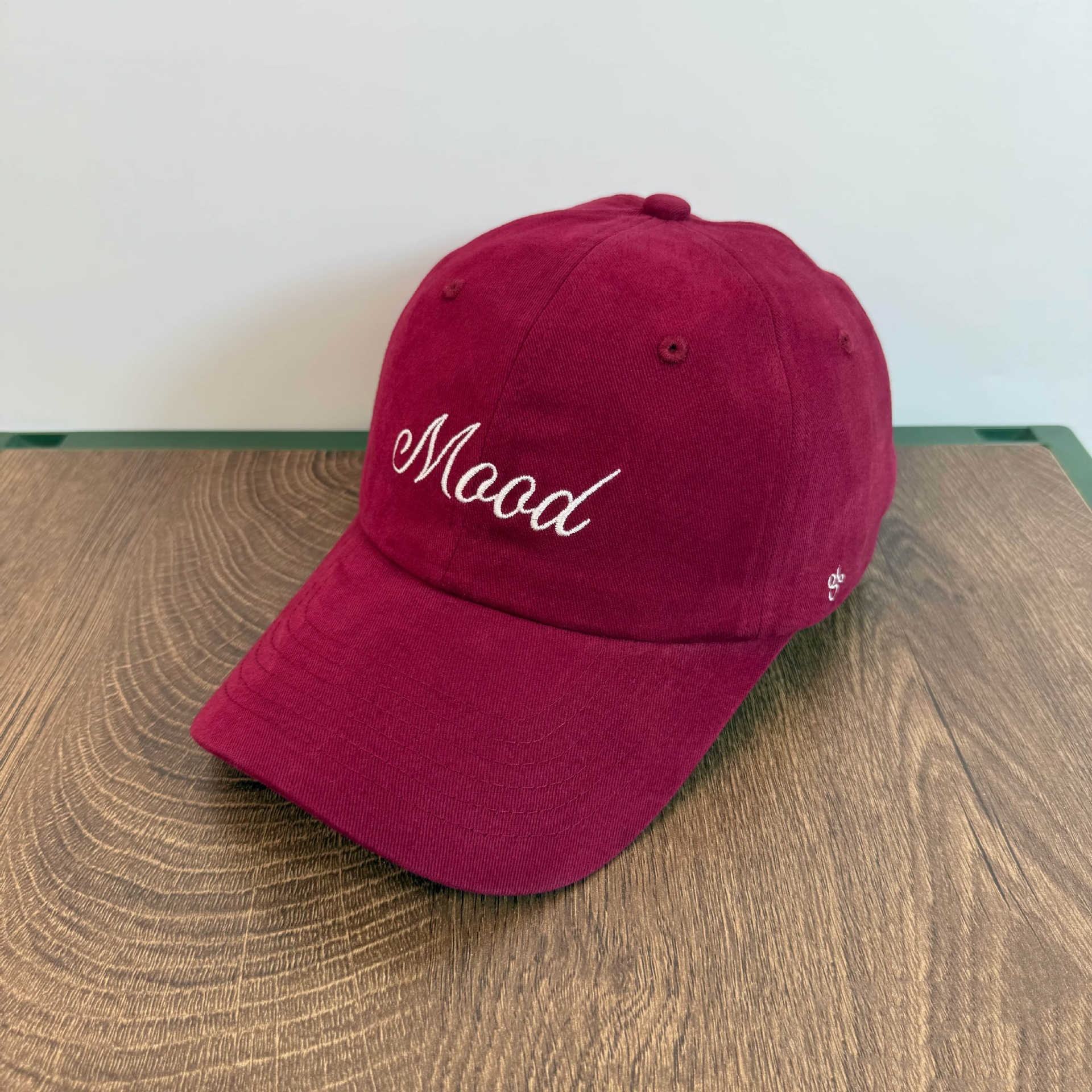 สีแดงเข้ม