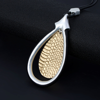 Collier long ajustable en corde noire TongLing avec pendentif goutte d'eau texturé martelé, idéal pour femme