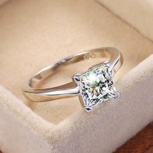 Anello di Fidanzamento Classico da Donna F266 con Diamante Taglio Principessa in Oro Bianco Colore G Naturale - Product Image 4