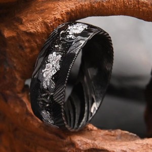 Nouvelle conception Bague en acier Damas martelé <span class=keywords><strong>noir</strong></span> 8MM avec incrustation de feuille d'argent galaxie et météorite pour Hommes Femmes, Bague de mariage, de fête ou de promesse - Product Image 4