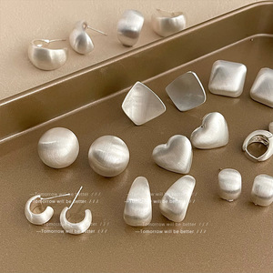 Pendientes de tuerca en forma de C mate chapados en oro de alta calidad de diseño Simple para mujer - Product Image 1