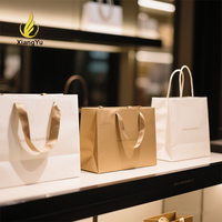 Sacs cadeaux en papier écologiques à rayures verticales dorées avec poignées en corde, impression de logo personnalisée, design de luxe, vente en gros
