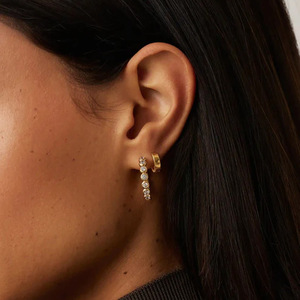 Pendientes de aro con diamantes engastados en bisel de oro de 14K, con moissanita VVS GRA de corte redondo, venta al por mayor para mujer - Product Image 4