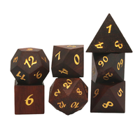 Vente en gros de dés de D&D en bois écologiques personnalisables de luxe, ensemble de dés polyédriques carrés pour les jeux de rôle Dungeons and Dragons