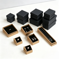 Boîte d'emballage rétro en papier kraft pour bijoux avec insert en éponge, couvercle et base noirs pour bagues et boucles d'oreilles, en stock chez le fabricant