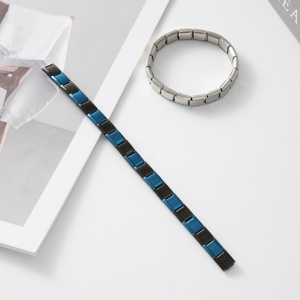 Pulsera Elástica de Eslabones con Dijes Italianos Personalizados de Acero Inoxidable en Oro, Azul y Plata - Product Image 3