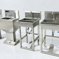 Évier industriel en acier inoxydable à double compartiment avec commande à double pédale, robinets col de cygne, cadre renforcé et pare-éclaboussures