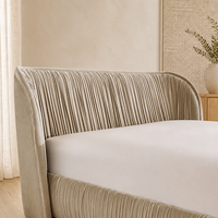 Lit plateforme capitonné plissé avec tête de lit hautement cintrée, pieds en bois, cadre de lit moderne en tissu beige pour chambre à coucher, maison, hôtel