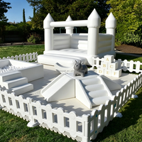 Château gonflable commercial blanc, ensemble de jeux souples, structure d'escalade pyramidale avec piscine à balles pour événements et locations de fêtes pour enfants