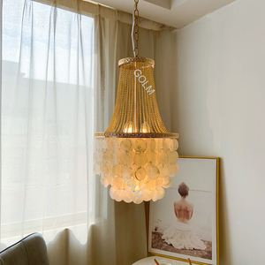 Lámpara Colgante LED Creativa y Elegante <span class=keywords><strong>de</strong></span> Venta al por Mayor <span class=keywords><strong>de</strong></span> Fábrica, AC110V 220V, Portalámparas E14, Lámpara Colgante con Borlas <span class=keywords><strong>de</strong></span> Concha Natural - Product Image 1
