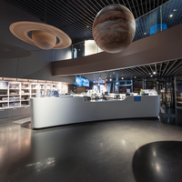Comptoir d'accueil haut de gamme en Corian blanc pur, design moderne et personnalisé, avec plusieurs sièges pour hall d'hôtel et hôpital