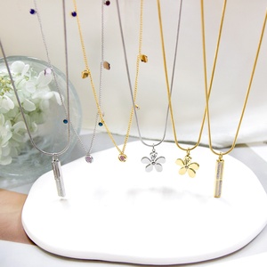 Collar de Acero Inoxidable con Nombre Personalizado para Niñas, Chapado en Oro PVD de 18k, 1 Gramo de Oro, Diseño de Flor, Joyería Australiana - Product Image 1