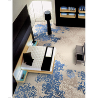 Tapis tufté géométrique bleu et blanc frais, durable et adapté aux animaux domestiques, idéal pour les chambres d'hôtel