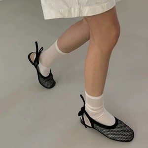 Sandalias planas casuales de verano 2026 de nuevo diseño con malla hueca transpirable y punta cerrada para mujer (Mules) - Product Image 4