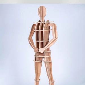 Maniquí de madera con forma humana y brazos en posición de pie para exhibir armaduras y disfraces - Product Image 1