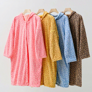 Nuevo Albornoz de Felpa Coral con Capucha y Estampado de Leopardo, Personalizado OEM, para Todas las Estaciones, Grueso, Absorbente, de Manga Larga, para Mujer - Product Image 1