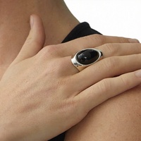 Nouvelle bague en tungstène inspirée de l'obsidienne pour femme 2024, bague de pinky minimaliste et tendance avec une ambiance luxueuse haut de gamme, design de niche