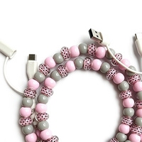 Câble de charge USB Type C 4-en-1 rose frais à carreaux imprimés avec perles contrastantes, compatible avec téléphones, écouteurs et ordinateurs portables