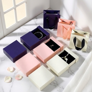 Boîte cadeau de luxe rose en carton rigide avec tiroir coulissant <span class=keywords><strong>et</strong></span> logo personnalisé pour bijoux (collier, boucles d'oreilles, <span class=keywords><strong>bracelet</strong></span>, <span class=keywords><strong>bague</strong></span>) - Product Image 5