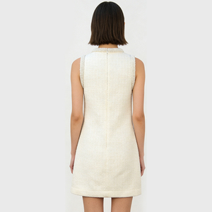 Vestido Mini sin Mangas de Tweed Crema para Mujer, con Adorno de Perlas, Cuello Alto y Detalle de Lentejuelas, Ideal para Invitadas de Boda o Fiestas - Product Image 4