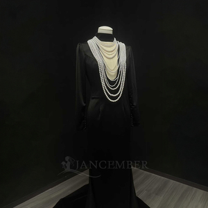 Robe de mariée noire Nt24 à épaules dénudées avec collier de perles, traîne Watteau, élégante robe de mariée sirène, drapée, ornée de strass, 100% soie - Product Image 3