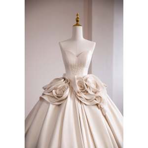 <span class=keywords><strong>Robe</strong></span> de mariée princesse en satin coupe ball gown avec détails roses 3D à la <span class=keywords><strong>taille</strong></span> et corsage perlé – Vente en gros directe usine, approvisionnement stable - Product Image 2