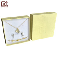 ROGOOD Boîte à bijoux rigide de luxe beige avec motif de roses en relief, papier texturé spécial, 90x90x30mm avec insert en mousse P2254