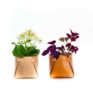 Décoration de bureau : pot de fleurs en cuir de style porte-stylo associé à un panier suspendu fait main. - Product Image 1
