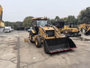 Chargeuse-pelleteuse multifonctionnelle d'occasion Caterpillar CAT 420F 4x4 avec moteur CAT d'origine et godet 4-en-1 - Product Image 4