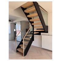 Escalier droit de bonne qualité pour les appartements en mezzanine sur le deuxième étage d'un duplex, escalier en bois