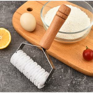 Cortador de <span class=keywords><strong>Pizza</strong></span> Multifunción al por Mayor y Cuchillo Rebanador con Mango de Madera, Rodillo para Masa, Herramientas de Cocina para Hornear - Product Image 4