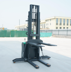 Reach <span class=keywords><strong>Stacker</strong></span> Elektrik Lithium-Ion Anti-Tipping dengan Penyangga Samping Hidrolik, Tiang Triplex 4.5m, Radius Putar Kecil, dan Operasi Senyap - Product Image 1